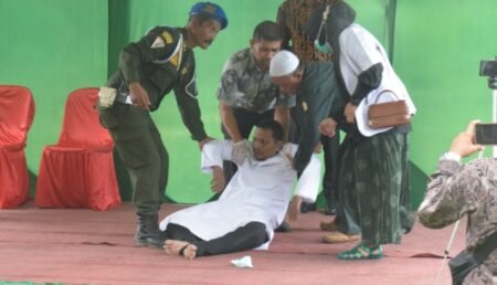 Pria Ini Merintih Kesakitan saat Jalani Eksekusi 100 Kali Cambuk, Kasusnya Zina dengan Anak