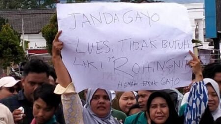 Poster Tulisan Janda Gayo Lues Tidak Butuh Laki Rohingya saat Berdemo Tolak Imigran
