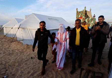 Rumah Dibom Israel, Pasangan di Palestina Gelar Pernikahan Ditenda Pengungsian