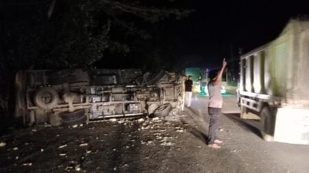 Truk Pengangkut Aqua Galon Vs Mobil Box Tabrakan di Aceh Timur, Seorang Sopir Kritis