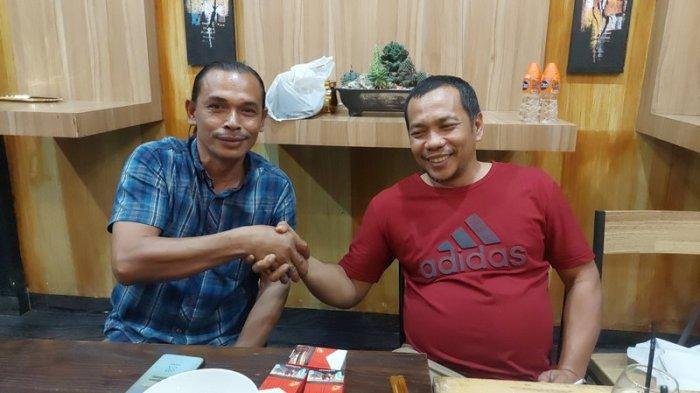 Din Minimi Muncul di Tengah Malam dengan Gaya Rambut Kuncir Setelah Lama Menghilang