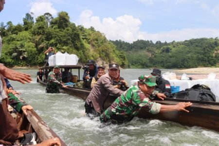 Serba Serbi Distribusi Logistik Pemilu di Pedalaman Aceh Timur, Lewati Riam Terabas Jalan Kaki