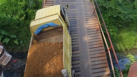 Jembatan Menuju Pantai Matang Rayeuk Aceh Timur Roboh, Truk Bermuatan Tanah Terperosok