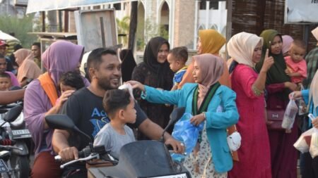 HMI Aceh Timur dan Mahasiswa Akubank Bagikan Ribuan Paket Takjil di Kota Idi Rayeuk