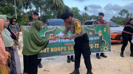 Sambut HUT Korps Sabhara ke-72, Sat Samapta Polres Aceh Timur Bagikan Takjil Gratis