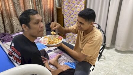 Semangat dan Pengorbanan Abdul Aziz, Putus Sekolah Demi Merawat Ayah