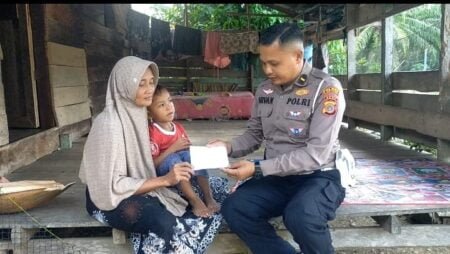 Program Geubibu Ipda Irvan Kembali Serahkan Zakat Untuk 100 Kaum Duafa dan Fakir Miskin di Dua Kabupaten