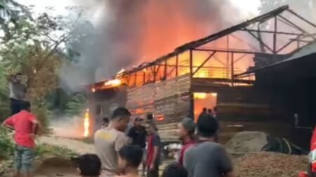 Gudang Minyak Terbakar Diduga Disambar Petir di Aceh Timur, 1 Mobil Truk Ludes