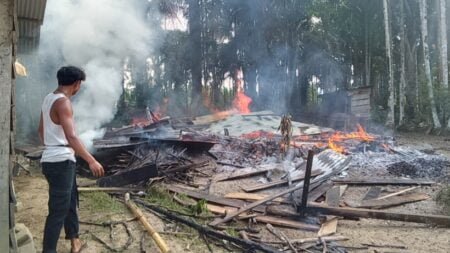 Memilukan, Nek Aisyah Menangis Histeris Karena Rumahnya Ludes Terbakar di Aceh Timur