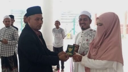 Pengantin Bahagia Akhiri Masa Lajang di KUA Peureulak Timur