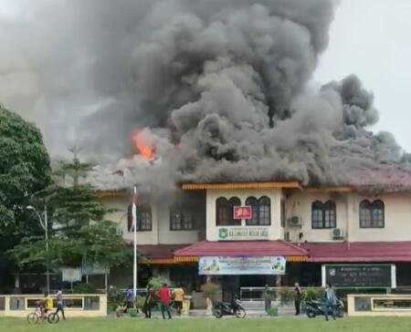 Kantor Camat Medan Area Ludes Terbakar