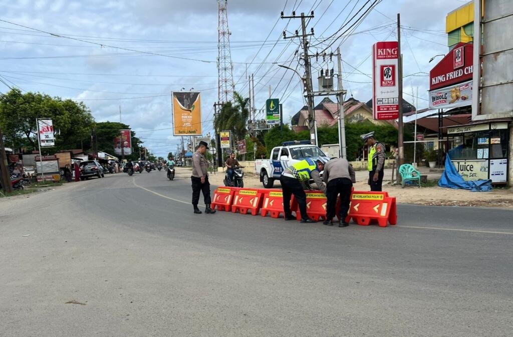 Tekan Angka Kecelakaan, Polisi Pasang Pembatas Jalan Kota Peureulak