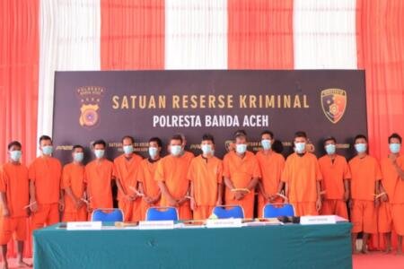 Polisi Tangkap Belasan Pemuda Aceh saat Asyik Main Judi Online di Warkop