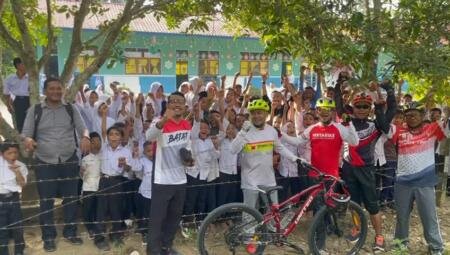 Komunitas Sepeda Aceh Timur Sapa Anak Sekolah Dasar dengan Kegiatan Positif
