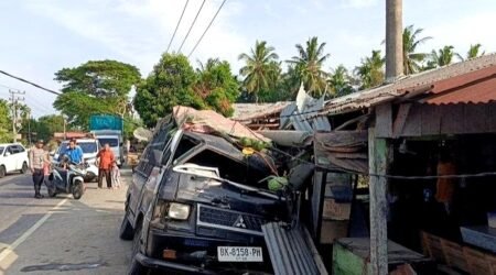 Sopir Mengantuk dan Hilang Kendali, L300 Hantam Tiang Listrik dan Warung di Idi Cut