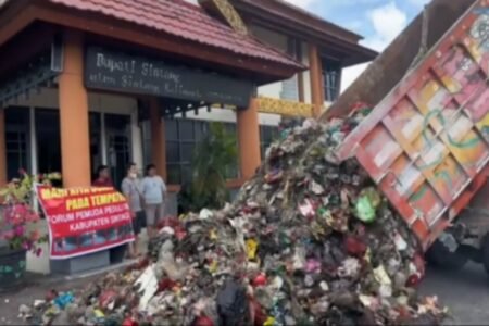 Warga Tumpahkan 4 Truk Sampah ke Kantor Bupati karena Tidak Diurus