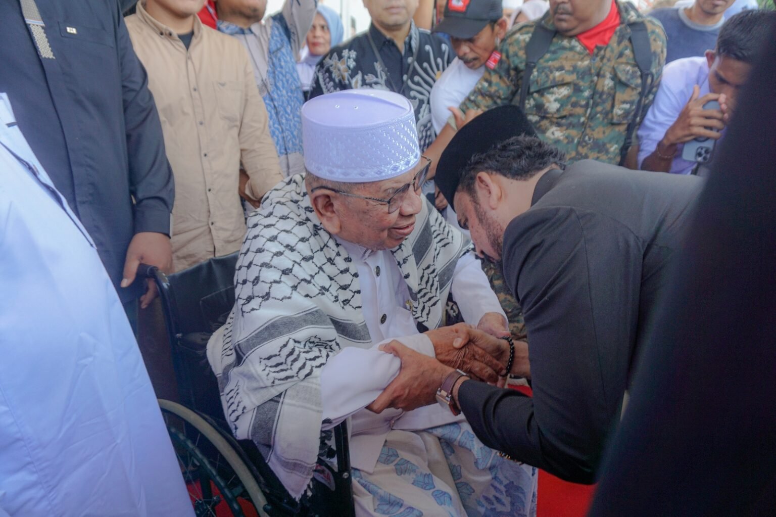 Ulama Kharismatik Aceh, Abon Sofyan Arongan, Antar Al-Farlaky Daftar ke KIP Aceh Timur