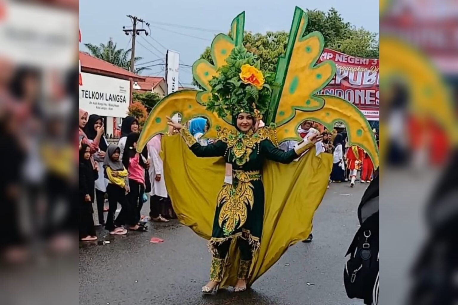 SMP N 3 Kota Langsa Meriahkan Karnaval Dirgahayu RI ke-79 dengan Pakaian Daun Hijau