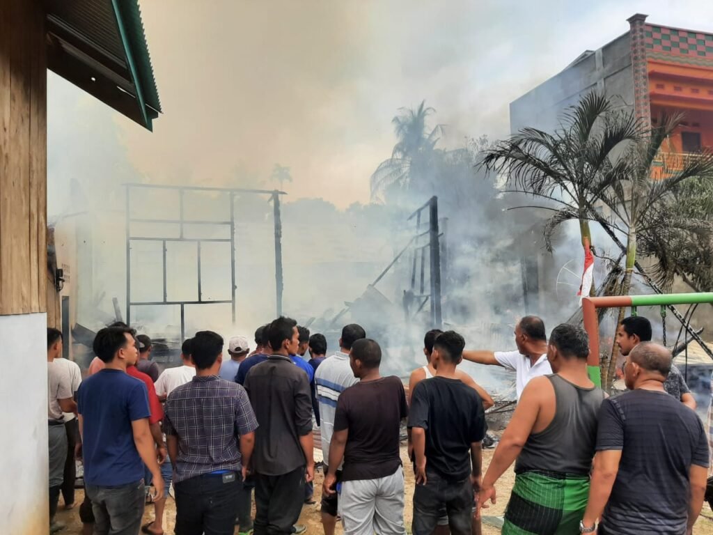 Breaking News: Tiga Unit Rumah Ludes Terbakar di Pante Bidari Aceh Timur