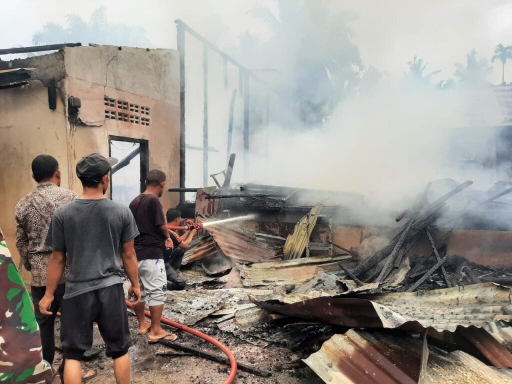 Satu Gedung Sekolah, Dua Unit Rumah Warga di Pante Bidari Ludes Terbakar