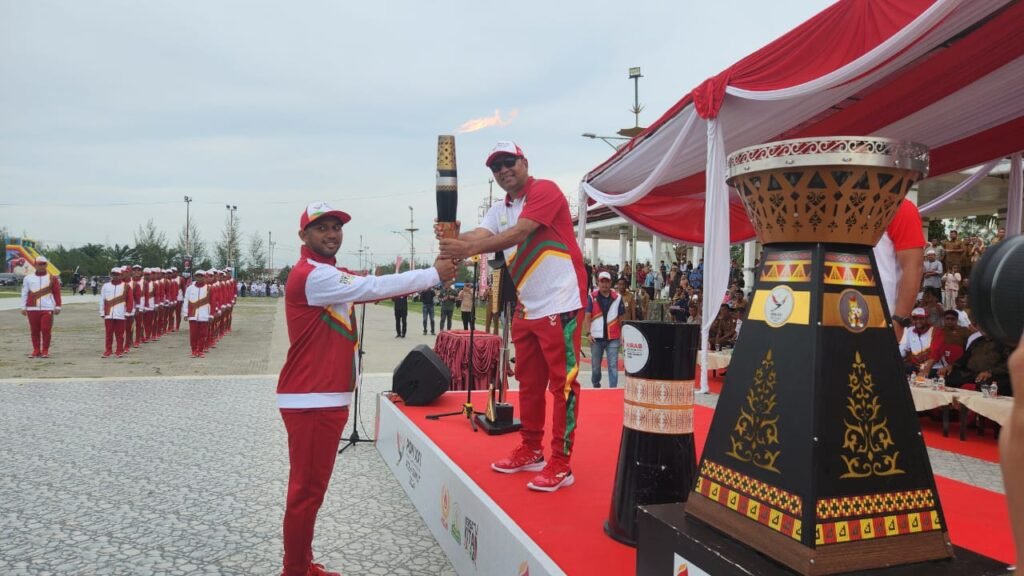 Penjabat Bupati Amrullah Aceh Timur Sambut Kedatangan Kirab API PON