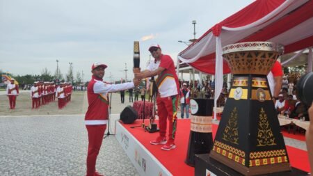 Penjabat Bupati Amrullah Aceh Timur Sambut Kedatangan Kirab API PON