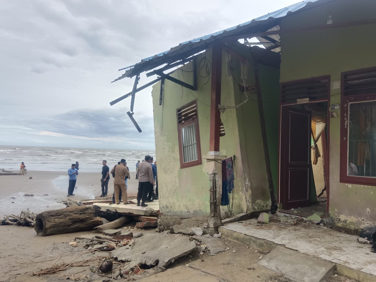Abrasi Pantai ‘Telan’ Rumah Warga Idi Rayeuk Aceh Timur