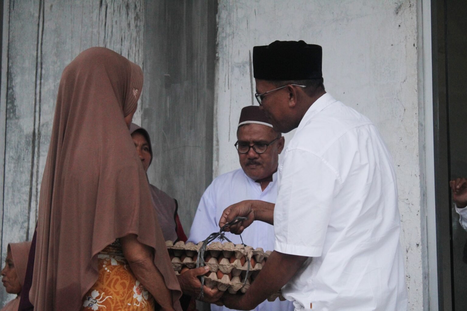 Pasangan Sulaiman Tole-Abdul Hamid Jenguk Ratusan Korban Angin Kencang di Peureulak