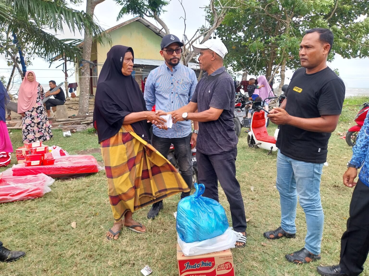 Pasangan SAH Santuni Janda Korban Abrasi di Aceh Timur