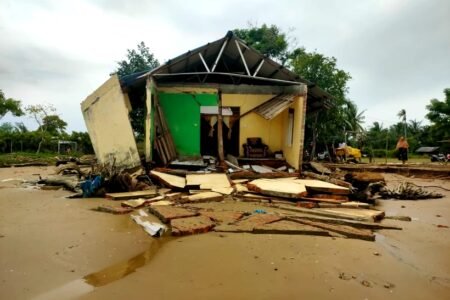 Rumah Janda Aceh Timur Hancur Diterjang Ombak