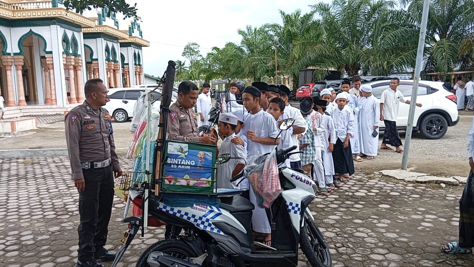 Melalui Program Geubibu KBO Lantas Polres Aceh Utara Ipda Irvan Bagikan Bagi Es Krim Gratis kepada Santri