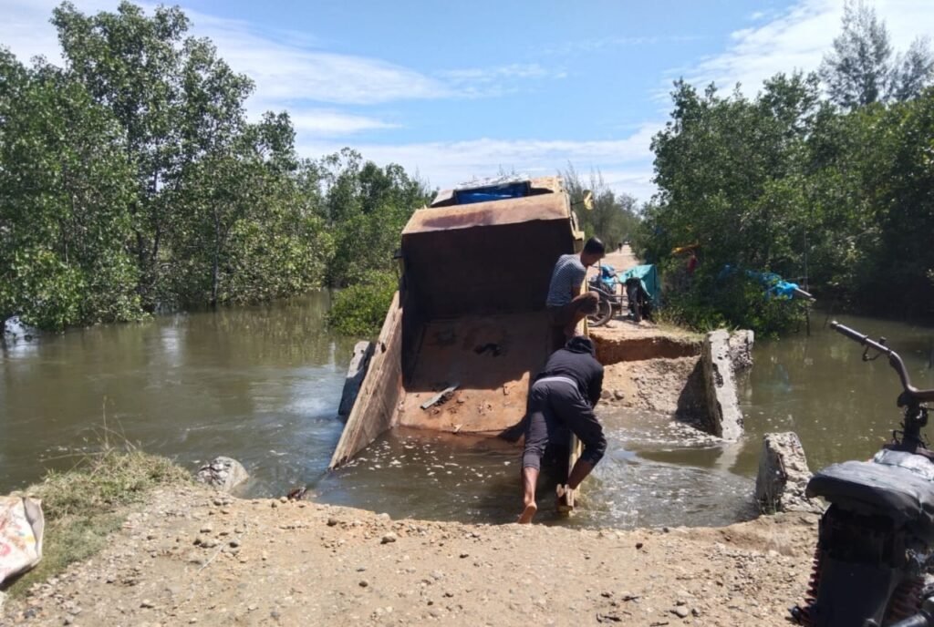 Jembatan Akses Penyebrangan Nelayan dan Wisata Aceh Timur Ambruk