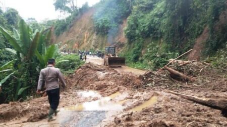 Tanah Longsor di Tujuh Lokasi Menutup Ruas Jalan Peunaron – Lokop – Gayo Lues