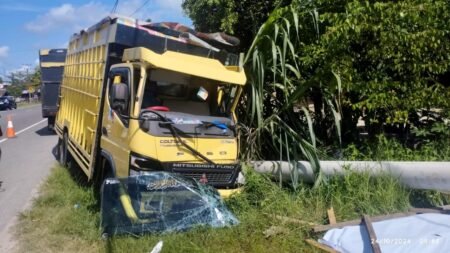 Truk Pengangkut Getah Tabrak Tiang Listrik hingga Timpa  Rumah Warga di Aceh Timur
