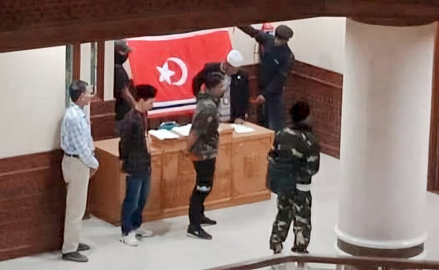 Heboh! Bendera Bulan Bintang Dibentangkan dalam Kantor Gubernur Aceh