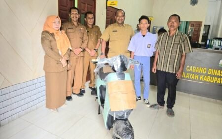 Inspiratif, Kacabdisdik Aceh Timur Hadiahkan Motor untuk Dani Wijaya