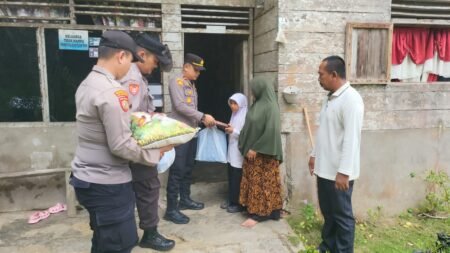 Jumat Berkah, Polsek Rantau Selamat Bagikan Sembako untuk Anak Yatim dan Janda