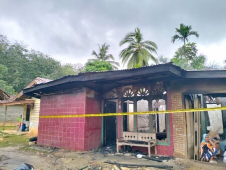 Tak ada Yang Tersisa, Rumah Surianto Warga Indra Makmu Ludes Terbakar