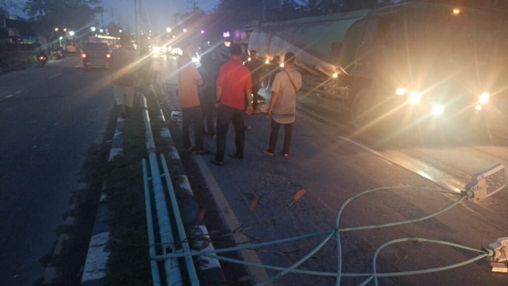 Breaking News, Mobil Pembawa Balok Terbalik di Jalan Jalur Dua Idi Rayeuk