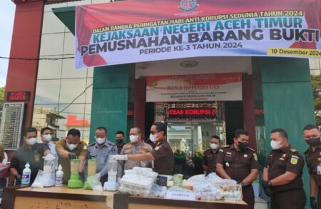 Musnahkan Barang Bukti, Kejari Aceh Timur Blender Sabu, Potong Senpi dan Bakar Sejumlah Barang Bukti Lainnya