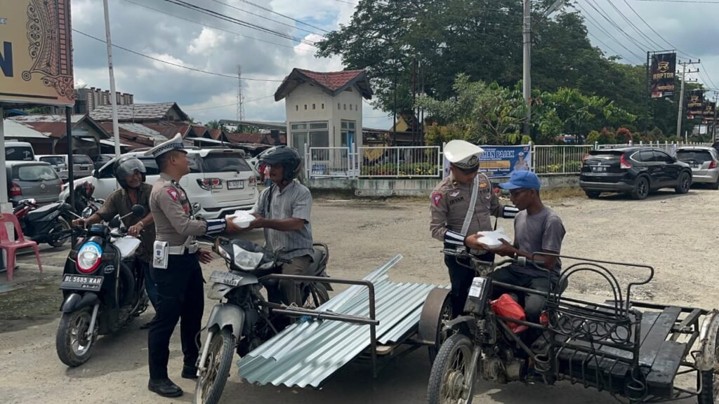 KBO Lantas Aceh Utara Bagikan 112 Nasi Kotak ke Pedagang Kaki Lima dan Tukang Becak