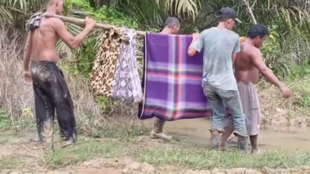 Tak Punya Akses Jalan Yang Layak, Orang Sakit di Aceh Timur Tandu Warga