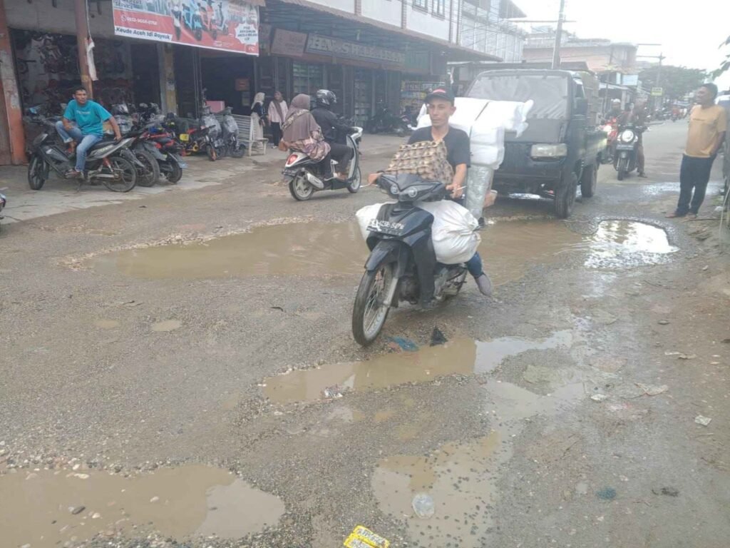 Jalan Pusat Kota Idi Rayeuk Hancur, Warga Resah dan Mengeluh