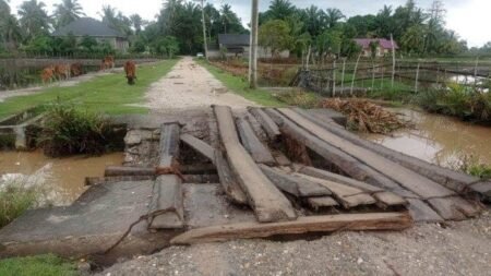 Jembatan Penghubung Ambruk, Warga Aceh Timur Terisolasi