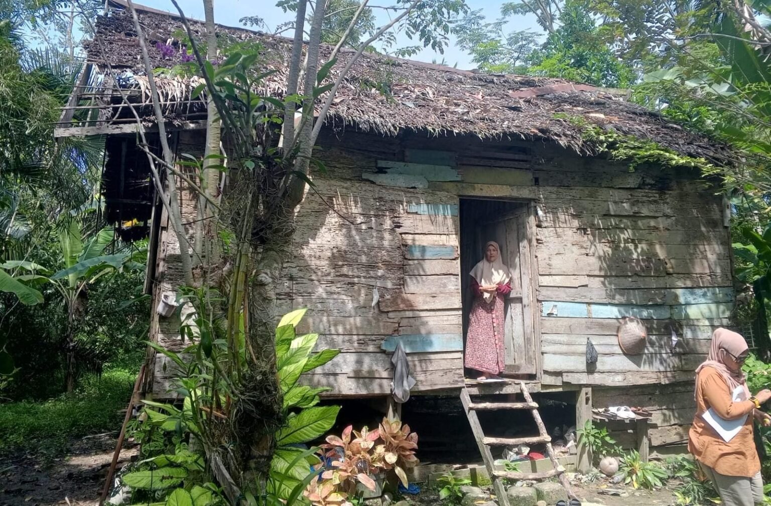 Harapan di Balik Dinding Bolong: Kisah Keluarga Ibu Supiana
