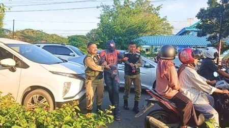 ‘Spiderman’ di Banda Aceh Diamankan Satpol PP karena Mengganggu dan Membuat Takut Anak-anak