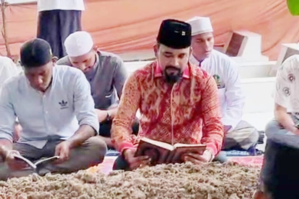 Bupati Aceh Timur Al-Farlaky Ziarahi Makam Abu Kuta Krueng
