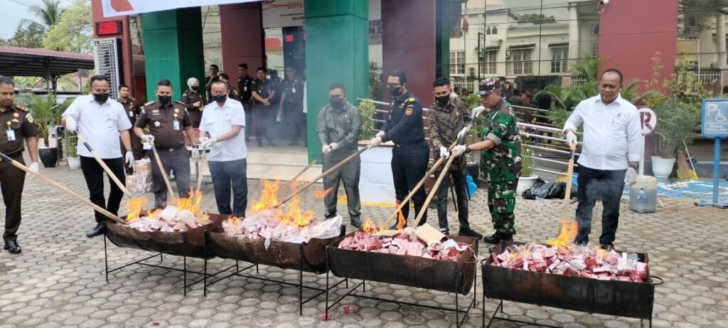 Kejari Aceh Timur Musnahkan 1 Juta Batang Rokok Ilegal