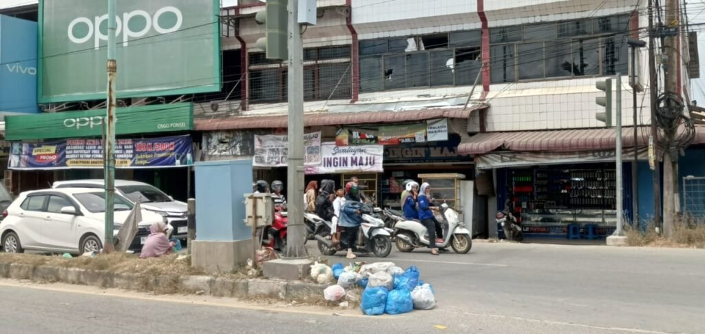 Sampah Menumpuk di Traffic Light Aceh Timur, Warga Merasa Malu