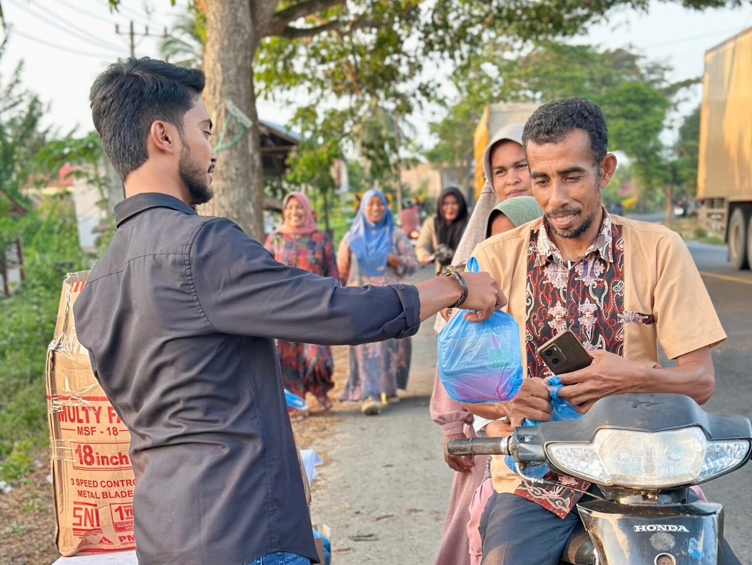 Alumni MAN 4 Aceh Timur Berbagi Berkah dengan Membagikan Takjil kepada Pengguna Jalan